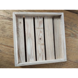 Khay gỗ kích thước 35cm vuông cao 3cm.