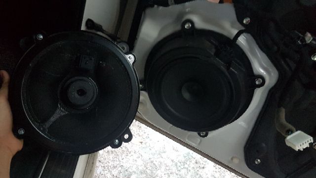 Loa sub bose cánh trước xe mazda