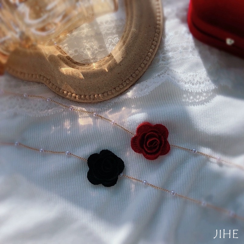 Vòng Cổ Choker Đính Hoa Hồng Và Ngọc Trai Thời Trang