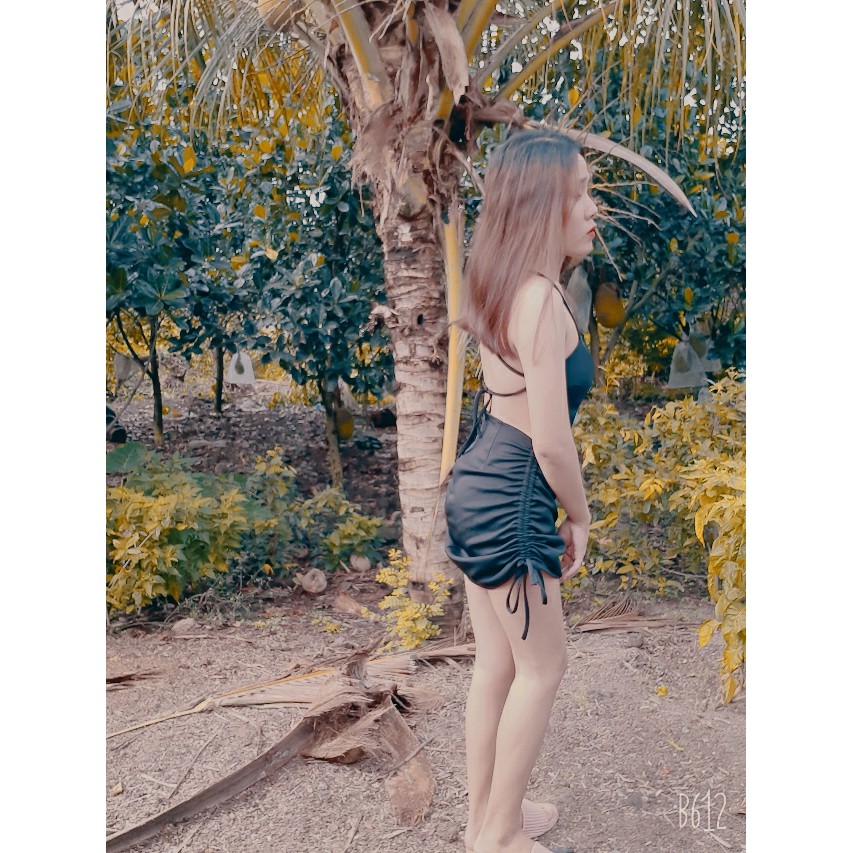 Đầm body nữ hai dây đan chéo ở lưng có kèm mút ngực, rút dây hai bên hông chất umi mềm mịn, co dãn thoải mái khi mặc