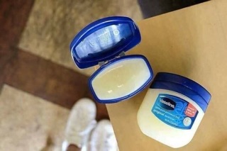 Vaseline dưỡng môi và da