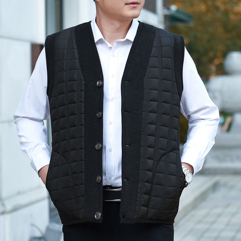 Người đàn ông trung niên và cao tuổi mặc vest, bố mùa đông cùng với áo vest nhung dày ấm áp
