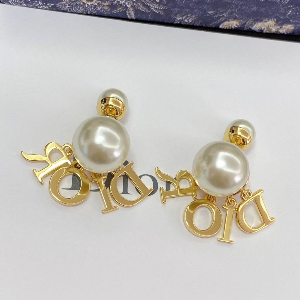 Khuyên tai Dior đính ngọc trai phong cách retro