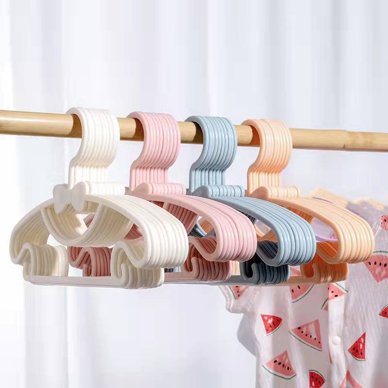 Móc Treo Quần Áo Em Bé Bằng Nhựa Dày Đính Nơ Chống Trượt Tiện Dụng