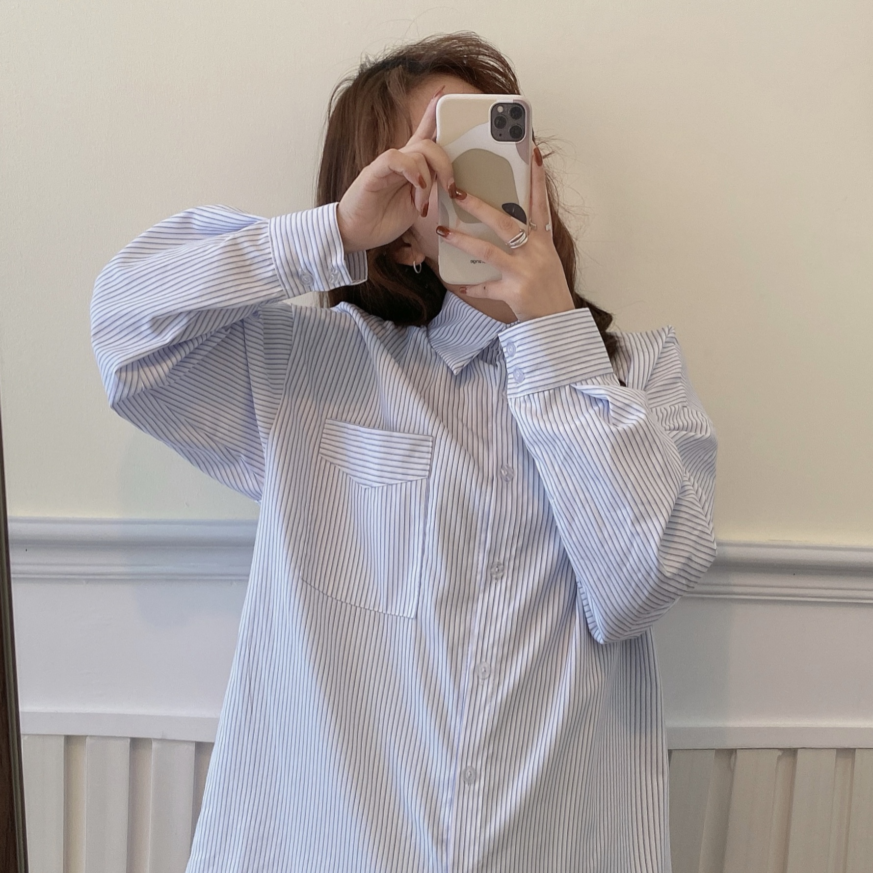 Áo sơ mi tay dài dáng rộng họa tiết kẻ sọc phối túi phong cách đơn giản cho nữ | BigBuy360 - bigbuy360.vn