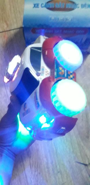 Chiếc xe mô hình Police bằng nhựa có nhạc và đèn led tặng kèm pin