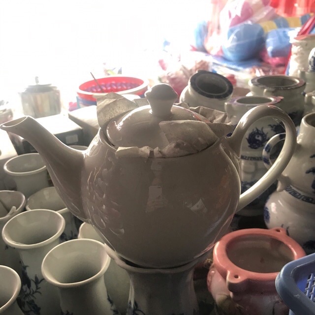 Bình trà sứ trắng