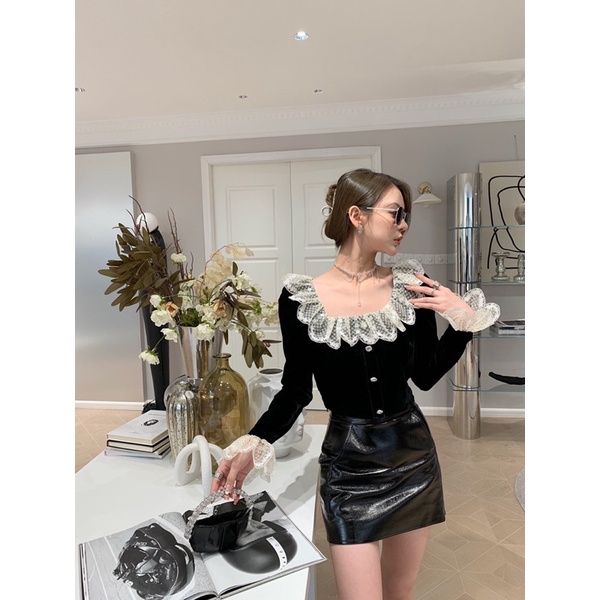 Áo len nữ dáng croptop cổ vuông viền bèo ren thương hiệu thời trang cao cấp Alesandra