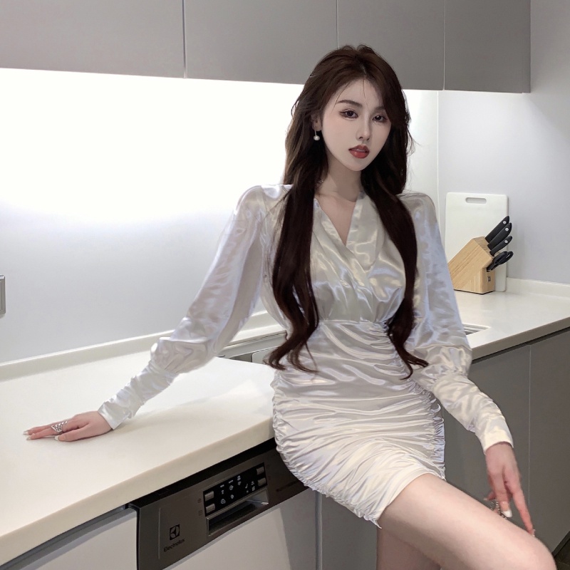 Đầm satin body dài tay cổ V sang trọng