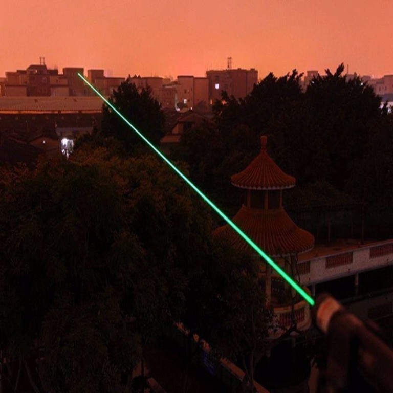 Đèn Laser Siêu Mạnh-Đèn Laze 303 Tia Sáng Xanh có kèm pin sạc