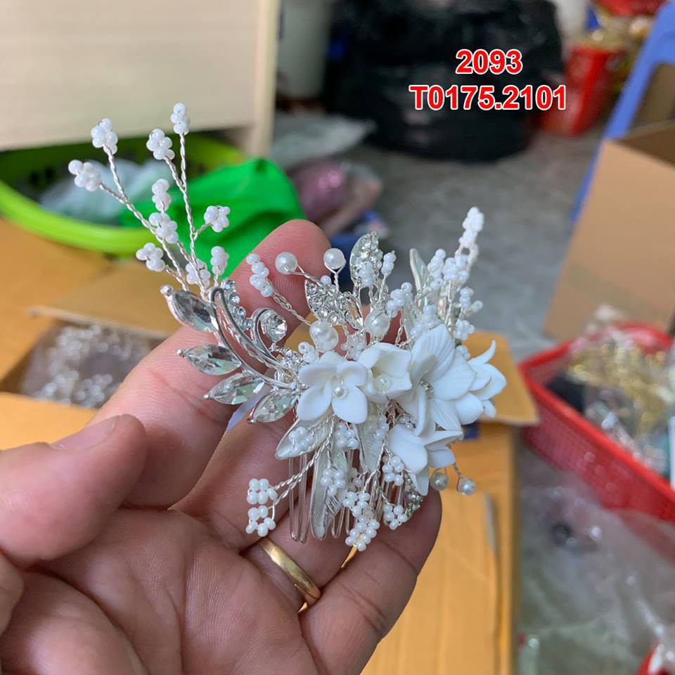 Cài tóc hoa mủ trắng dùng được cả cho bà sui