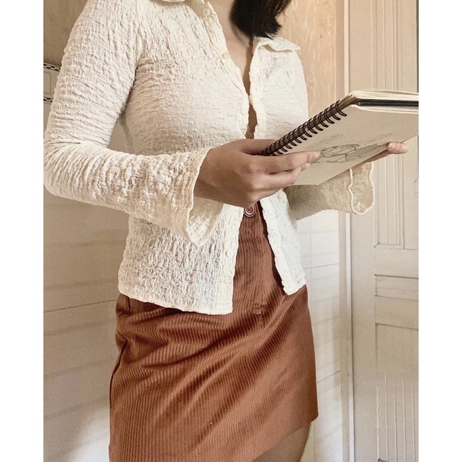 Áo Kiểu KOYCE TOP thiết kế form sơmi ôm với chất vải len thu day dặn nhiều màu sắc dễ mix và phối đồ