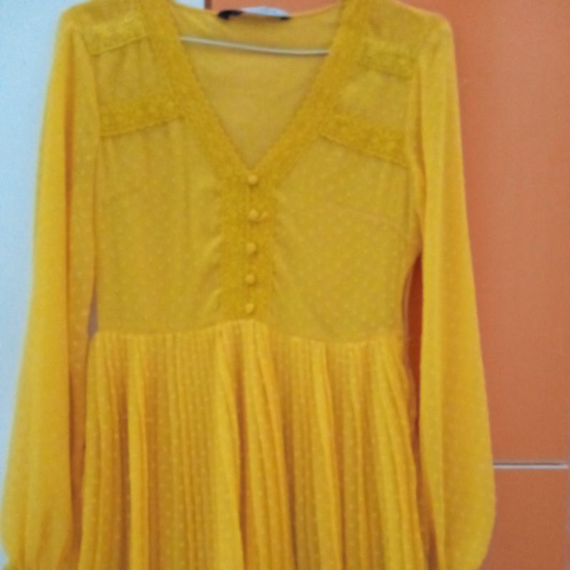 Váy xếp ly màu vang