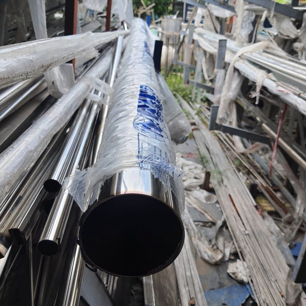 Nhận cắt ống inox tròn  o102mm dày 1.2mm , inox 304 theo kích thước yêu cầu . Cắt mài 2 đầu ống kỹ lưỡng .