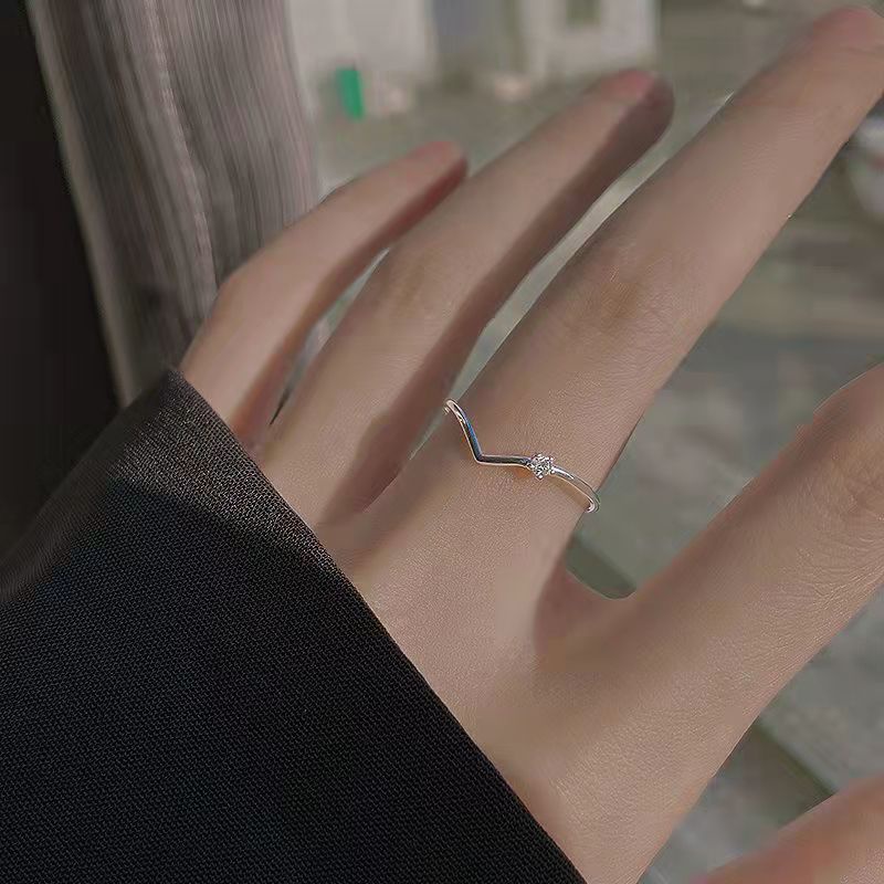 Nhẫn Mạ Bạc Đính Đá Zircon Hình Chữ V Độc Đáo