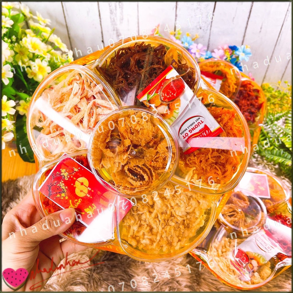 Hot hàng Tết - Set khô lục vị hộp bông mai xinh xắn mix đủ 6 loại khô đặc sản VN hộp 550gam
