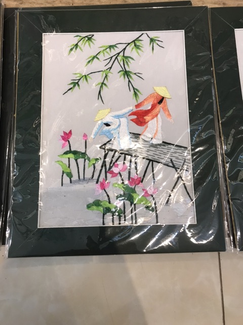 Tranh thêu tay cô gái bán hoa 25x35