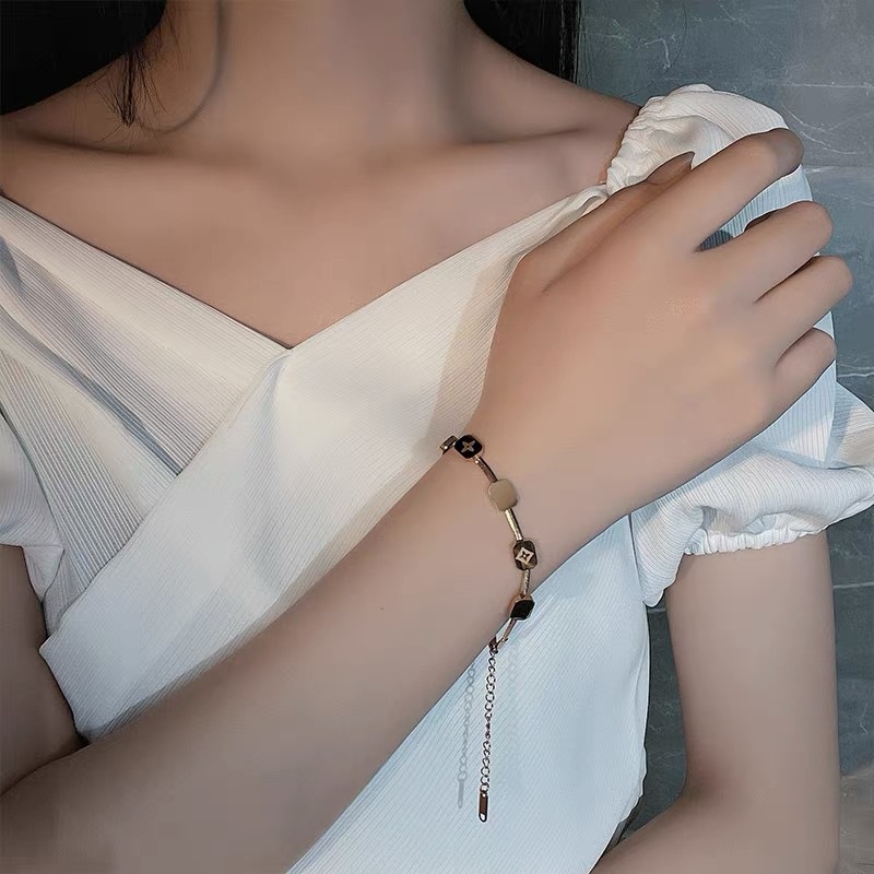 Vòng tay thép titan mặt cỏ bốn lá phong cách hiphop thời trang