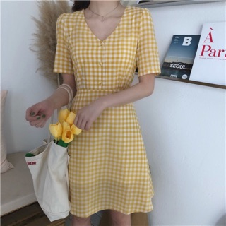 Váy kẻ caro cổ tim