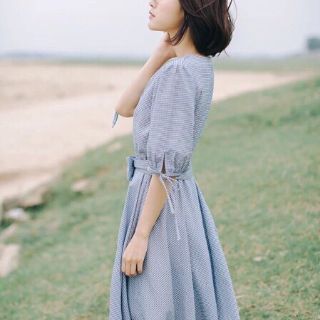 ĐẦM CỔ V FORM XÒE KÈM DÂY CỘT