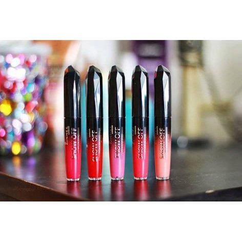 Son Rimmel show off lip lacquer.