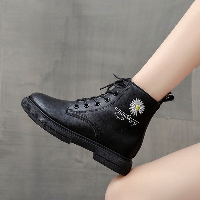 Bum Shoes - Boot da thêu hoa cúc | BigBuy360 - bigbuy360.vn