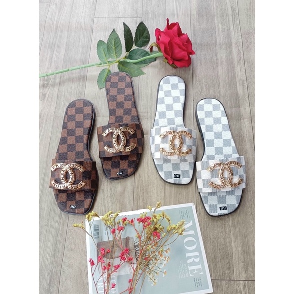 dép bệt quai ngang gắn khoá X in nền caro đầu tròn xịn xò. nắng mưa đều mang được. (hình tự chụp)