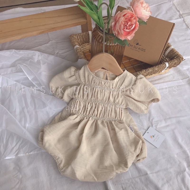 HÀNG THIẾT KẾ - Bộ đồ liền thân cài đũng nhún ngực tay vai bồng màu be kèm tuban cho bé