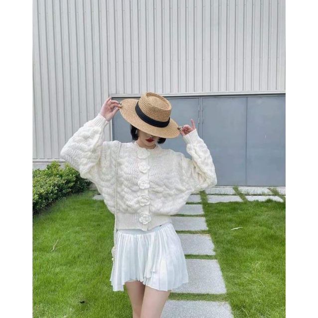 Áo khoác chất len bông cút cánh hoa.