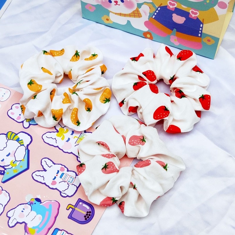 Cột tóc vải scrunchies họa tiết dâu hot trend