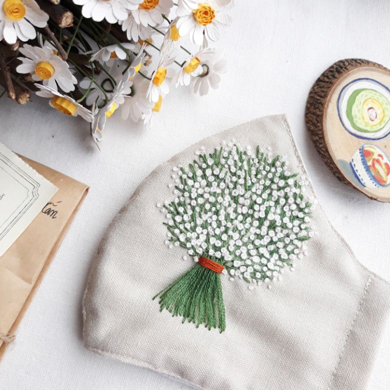 Khẩu trang linen thêu bó hoa bi | BigBuy360 - bigbuy360.vn