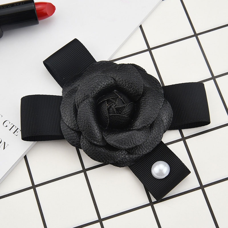 Trâm cài áo hình hoa trà đính ngọc trai giả sang trọng