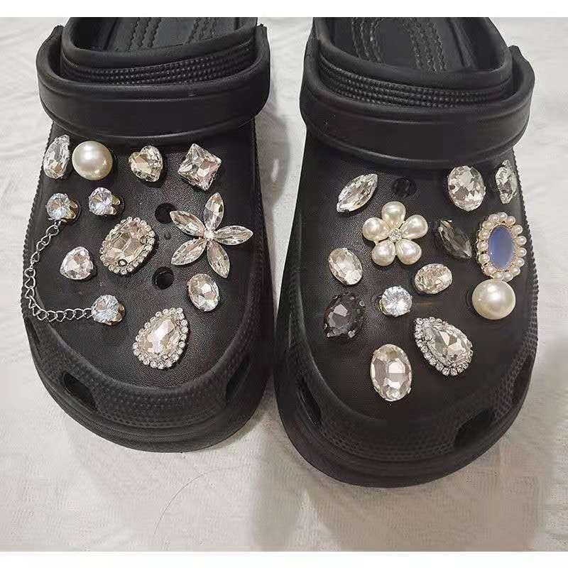 Set 24 Phụ Kiện Khóa Giày Crocs Bằng Kim Loại Đính Đá / Ngọc Trai / Hoa Xinh Xắn Cổ Điển Có Thể Tháo Rời