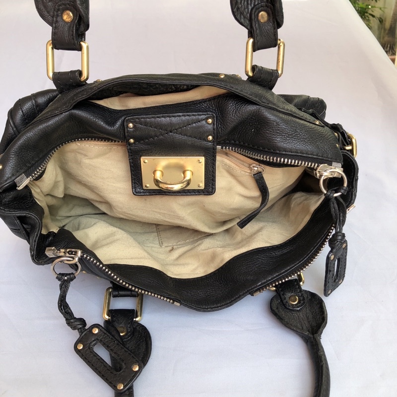 Túi chuẩn si. Túi qua sử dụng. Khách vui lòng xem hình nếu muốn biết thêm thông tin sản phẩm mời khách vô chat . Thanks.