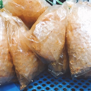 1 xâu bánh tráng muối cay