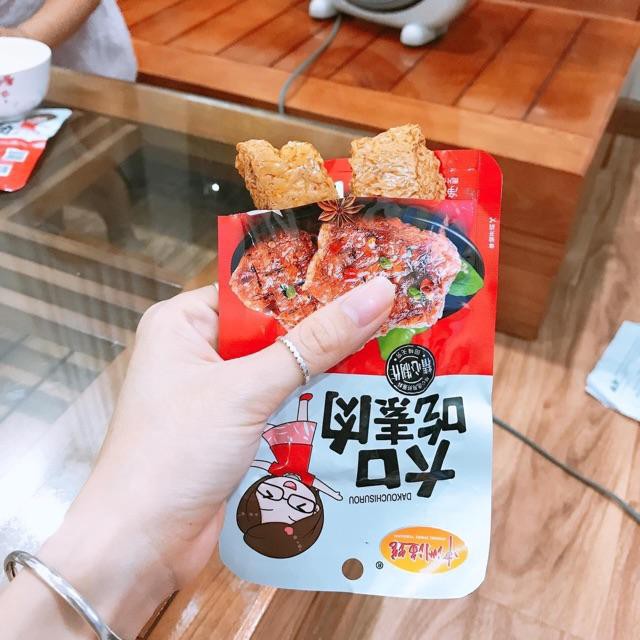 Thịt nướng bbq cô gái màu đỏ 1 gói 26g loại chay đồ ăn vặt Sài Gòn vừa ngon vừa rẻ | Dacheng Food | BigBuy360 - bigbuy360.vn