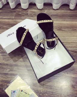 Sandal đinh