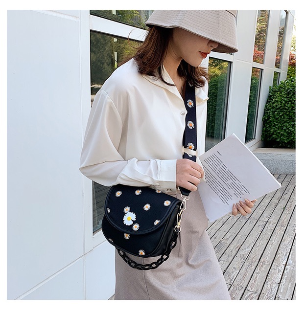 Túi hoa cúc phối dây xích đeo vai 797