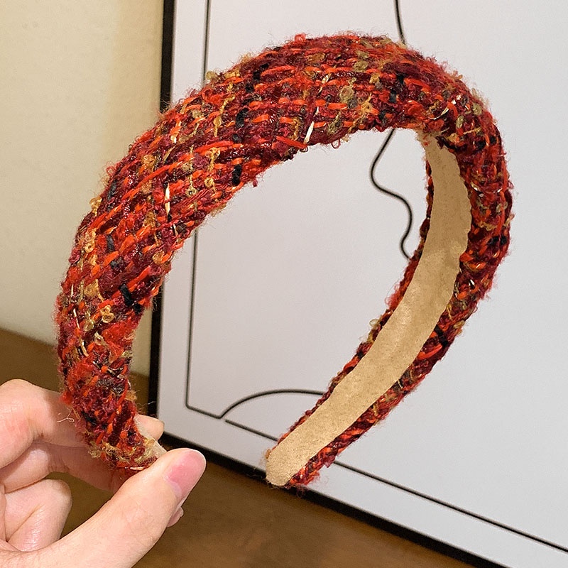 Cài tóc tông màu đỏ chủ đạo thời trang cho nữ