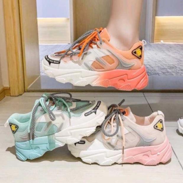 Giày thể thao lưới đế màu