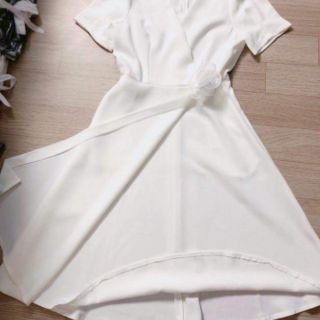 Váy trắng cổ chéo hoa eo khoá sau