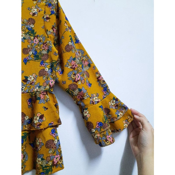 Áo voan hoa vàng bò tay loe siêu tôn da