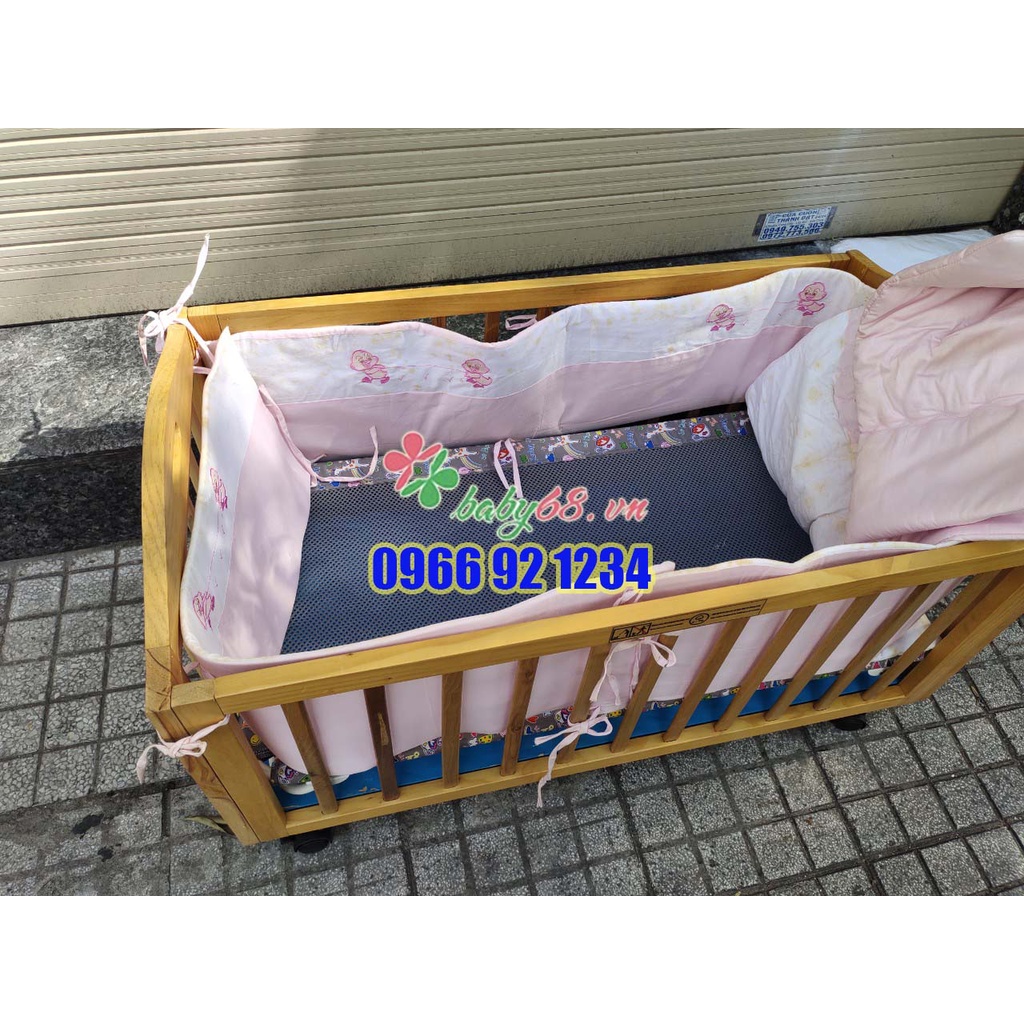 Giường cũi gỗ cho bé có nhạc kèm bánh xe, có quây và nệm, giường lưới