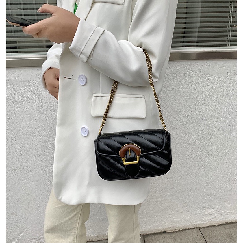 Túi đeo chéo khóa cổ điển 939 | BigBuy360 - bigbuy360.vn