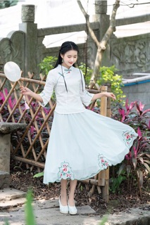 Sườn xám cách tân có bán lẻ riêng áo.