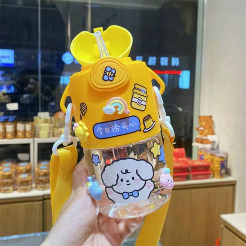 Bình nước hình gấu 600ml có sticker 3D và dán kèm dây đeo siêu dễ thương
