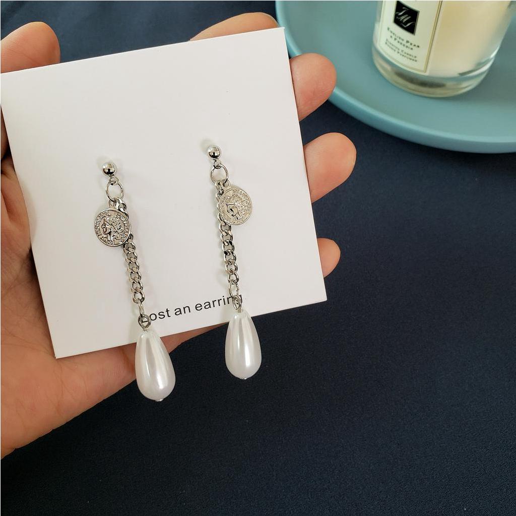 Khuyên tai 22642 hình tròn khắc chân dung phối ngọc trai phong cách bất đối xứng Nhật Hàn