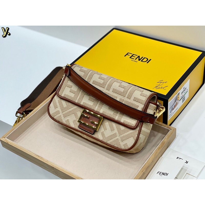 Túi xách Fendi size 25cm có nhiều màu rất đẹp