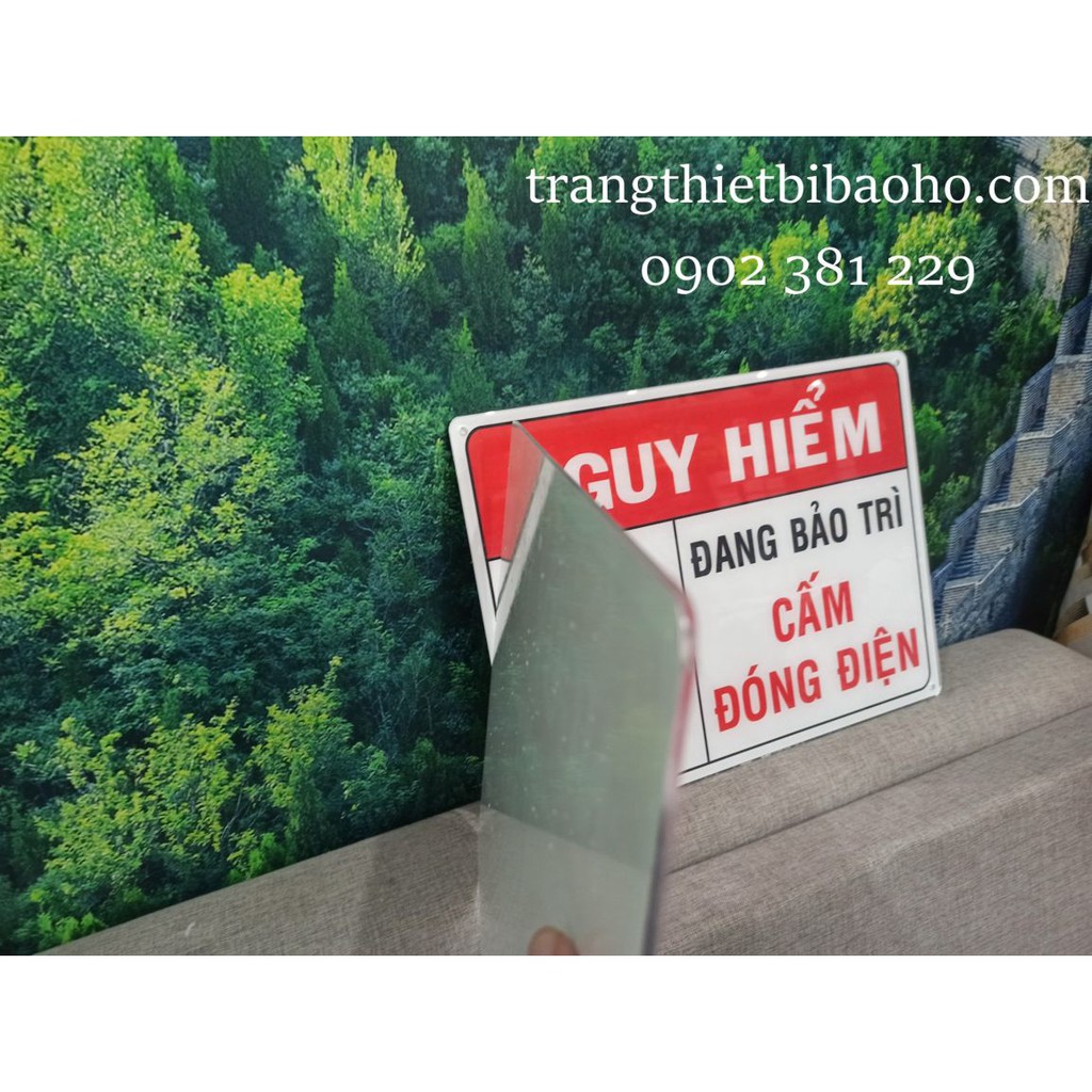 Biển báo mica đang bảo trì cấm đóng điện kích thước 20 x 30cm