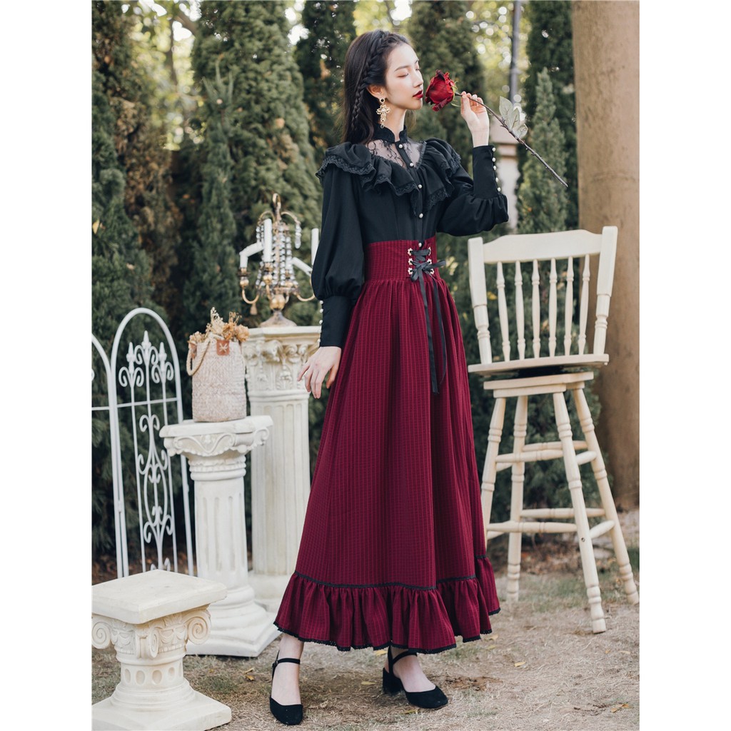 Sét Pháp Gothic gồm áo sơmi ren đen+chân váy sọc đỏ đô